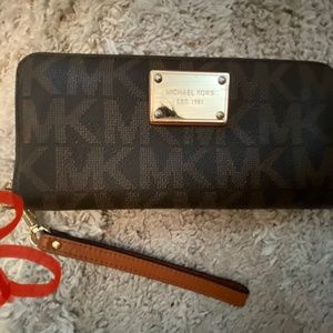 Authentic Michael Kors jet set wristlet wallet